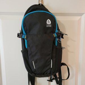 Sierra Designs Bear Peak 13L Hydration Pack - Black